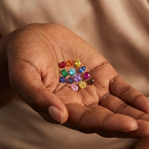 Mezcla de piedras preciosas facetadas en varios cortes como formas de corazón y pera