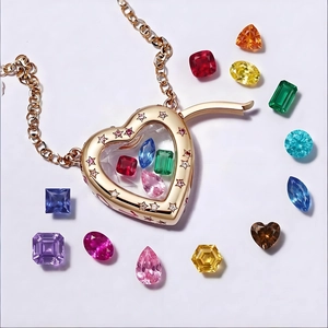Collar de medallón de corazón dorado con gemas de colores y tapa de vidrio