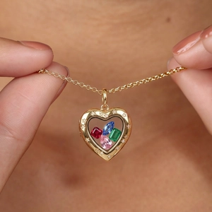 Collar de relicario de corazón dorado con piedras de colores y patrón de estrellas