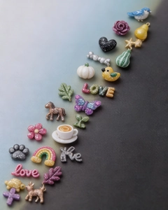 Gros plan de pendentifs DIY pailletés avec lettres LOVE et formes d'animaux dorés 18 carats