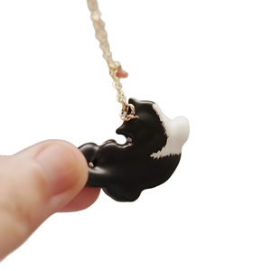 Collana con ciondolo a forma di cane 3D bianco e nero con catena in metallo dorato da donna