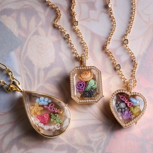 Colliers médaillon vintage en or 18k avec cadres en cristal et breloques miniatures