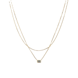 Dubbellaagse gouden ketting met rechthoekige blauwe zirkoon hanger in minimalistische stijl