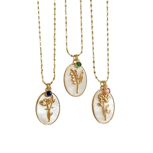Gouden 3D bloemen ovale schelp kettingen met geboortestenen en een fijne gouden ketting