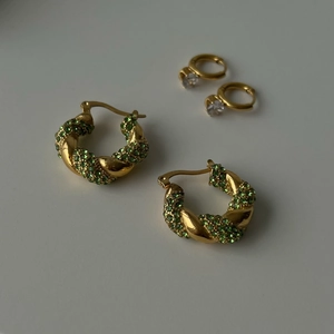 Set di orecchini a cerchio placcati oro 18k con pavé di zirconi verdi e pietre chiare