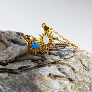 Collane in titanio placcate oro 18K a forma di stella con opali naturali su pietra grezza