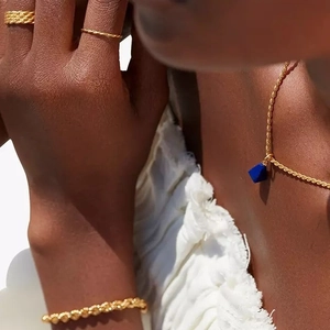 Parure de bijoux en titane avec pendentif lapis-lazuli et chaîne torsadée en or 18 carats