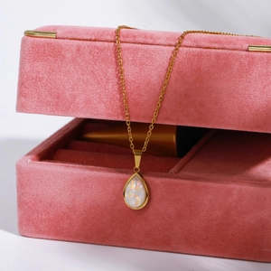 Goldene Edelstahlkette mit Wassertropfen-Opal-Anhänger in rosa Samt-Schmuckschatulle