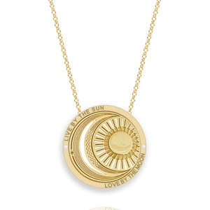 Gouden titanium stalen tarotketting met zon en maan hanger op een witte achtergrond