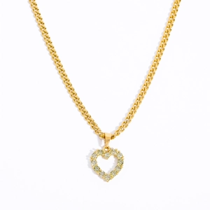 Collar con colgante de corazón dorado y circonitas brillantes en una cadena de eslabones