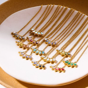 Colliers ras de cou plaqués or 18 carats avec pendentifs fan en pierres de naissance