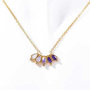 Détail du collier plaqué or 18K avec dégradé de pierres de zircon violettes en poire