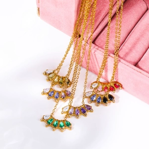 Collier plaqué or 18 carats avec pendentif en éventail et pierres de naissance