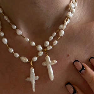 Collana con Pendente a Croce in Perla d'Acqua Dolce Barocca Vintage Catena in Rame Placcato Oro Strass Gioielli da Donna