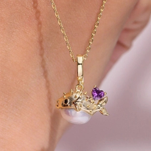 Collana con ciondolo a pesce palla con perla bianca e gemma viola in finitura oro