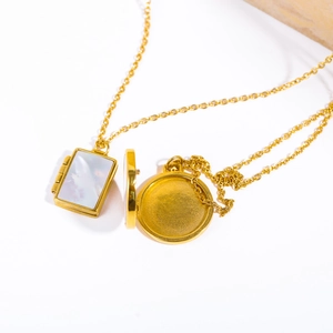 Collana con medaglione dorato, ciondolo a libro rettangolare e disco di metallo tondo