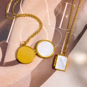 Collane con medaglione in oro e pendenti in conchiglia tondi e rettangolari eleganti