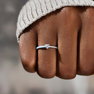 Luxe hartvormige edelsteenring met blauw emaille en fonkelende diamanten op de ringband