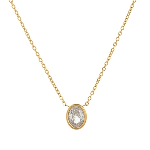 Gros plan détaillé d'un collier plaqué or 18 carats avec pendentif zircon ovale serti clos