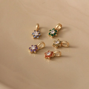 Set mit fünf Blumen-Geburtsstein-Anhängern in Gold mit Zirkonia-Steinen für die Schmuckherstellung