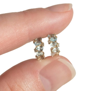 Exquisite Goldohrringe mit hellblauen Edelsteinen in Tropfenform und Diamanten