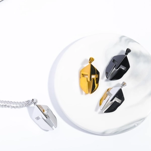Collana con ciondolo a maschera di elmo spartano vintage in acciaio al titanio 18K in 4 colori