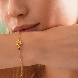 Refinada pulsera de loto dorada con circonita roja de nacimiento en cadena delicada