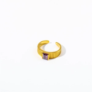 Vintage gouden verstelbare ring met rechthoekige paarse zirkoon en getextureerde band