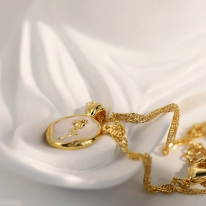 Collar vintage dorado con colgante de rosa en esmalte rosa y cadena de cordón trenzado