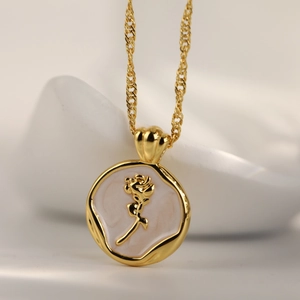 Collar vintage francés dorado con colgante de medallón de rosa en relieve y esmalte blanco