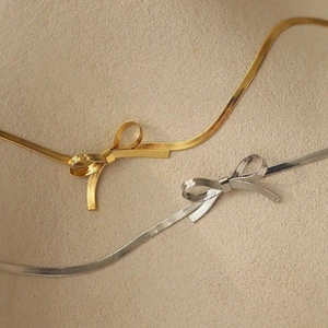 Elegante Schleifenanhänger-Halsketten aus 18K Gold und Silber mit feiner Schlangenkette