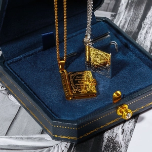 Collana medaglione a libro in oro 18K e argento con incisione e scatola di velluto