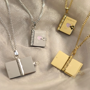 Ciondolo medaglione a forma di libro in oro 18K con incisione a cuore e catena fine