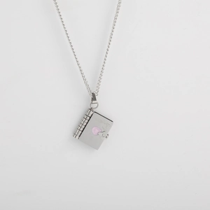 Collana con ciondolo a libro in argento con cuore rosa e incisioni decorative