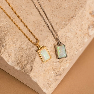 Collana in acciaio al titanio con ciondolo rettangolare in opale, finiture oro e argento