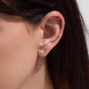 Ensemble de boucles d'oreilles dorées papillon et lettre avec clou en zircon poli