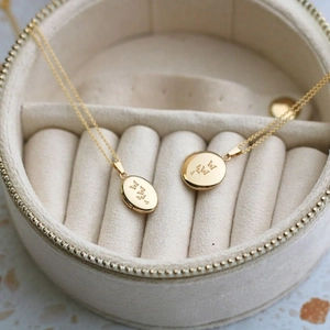 Collares de relicario dorados vintage con grabado de mariposa en joyero de terciopelo