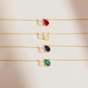 Cuatro collares con piedras de nacimiento en gota y perlas en cadenas doradas finas