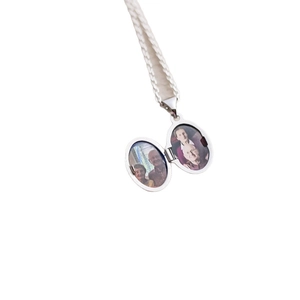 Collar de relicario vintage plateado con colgante ovalado y espacio para dos fotos