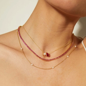 Set de collar de tres capas dorado con gema de gota roja, tenis y perlas