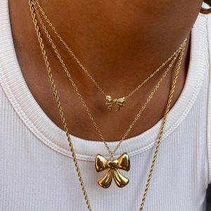 Collier doré élégant à plusieurs rangs avec pendentif nœud et perles fines