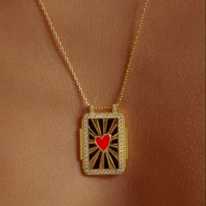 Collier tarot bohème doré avec un cœur rouge vif et une bordure en zircons scintillants