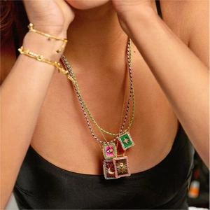 Colliers dorés multicouches bohèmes avec pendentifs de tarot soleil lune et cœur