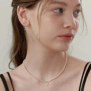 Parure de bijoux avec collier de perles et boucles d'oreilles nœud plaqué or
