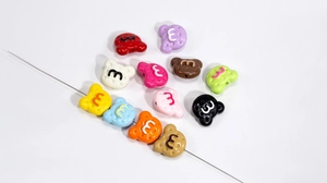 Bunte bärenförmige Acrylperlen zum Basteln mit Keksstruktur und Buchstaben-M-Motiv