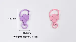Dettaglio di moschettoni a trifoglio in metallo da 42mm in viola opaco e rosa