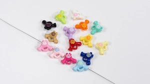 Dettaglio di mini perline colorate a forma di asciugacapelli con motivi a spirale