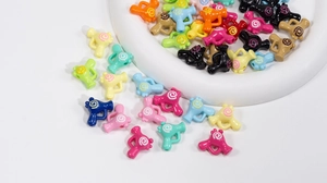 Vista macro di perline colorate a forma di mini asciugacapelli per gioielli fai da te assortiti
