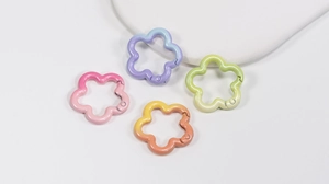 Detaillierte Makroansicht von vier bunten Frühlings-Karabinerhaken in Blumenform
