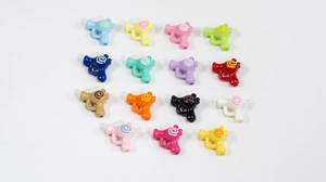 Dettaglio dei mini ciondoli colorati a forma di asciugacapelli per gioielli fai da te